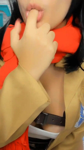 Nezaboravan trenutak iz "Mikasa cosplay latina s velikom guzicom DRKAJ OFF JOI GAME crveno svjetlo PRSTOVANJE GUZICE ANALNO"