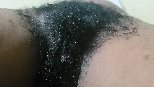 Tante seksi dengan memek berbulu dientot habis-habisan sama pria dewasa sampai mengerang keenakan