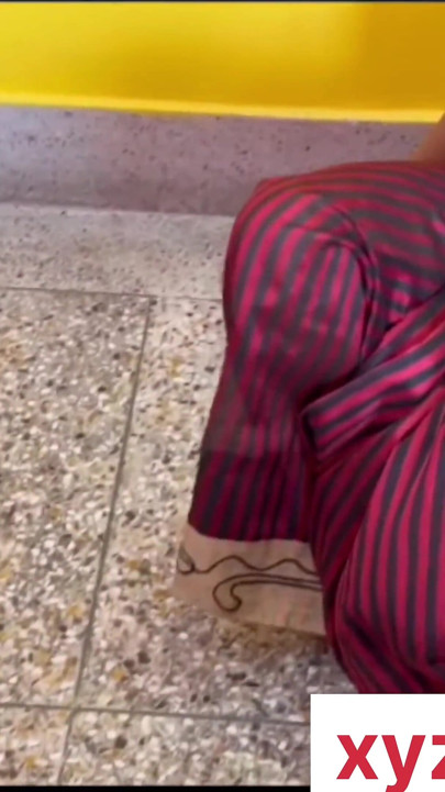 La belle-sœur de la servante se fait travailler tranquillement