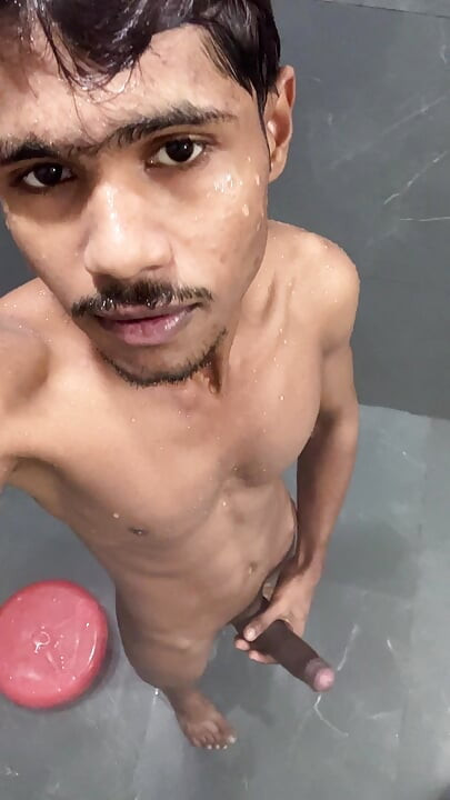 젖탱이를 핥는 어린 소년