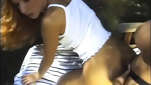 Ateşli sürtükler dildo ve takma yarakla çifte penetrasyondan hoşlanıyor