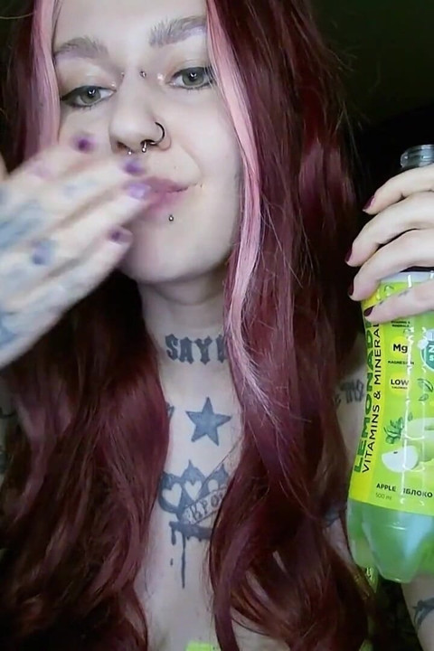 Sexy zrzka říhá