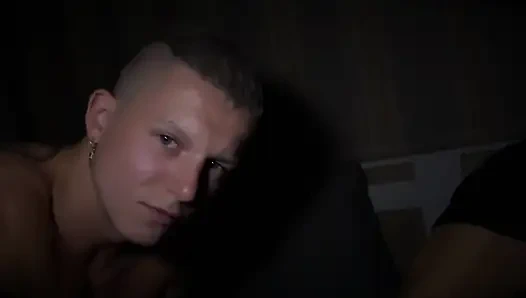 Cuckold leckt den Hengst der betrügenden Ehefrau – Muschi gefüllt mit dem Sperma von Männern