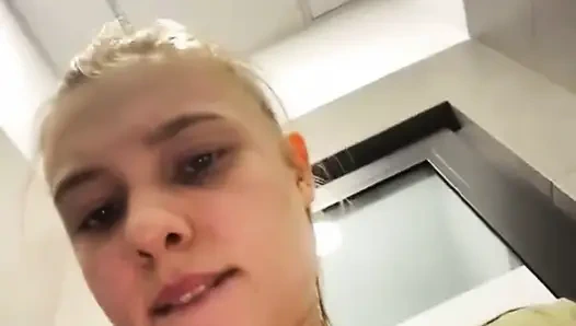 Heißes mädchen im fitnessstudio training und spielen mit sich selbst