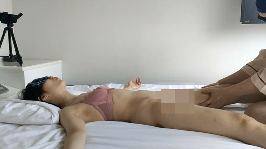 Het was een nymfo -vrouw die continu klaarkomt als ze een geile erotische massage geeft aan een mooie verpleegster. Taarten zoals het is een