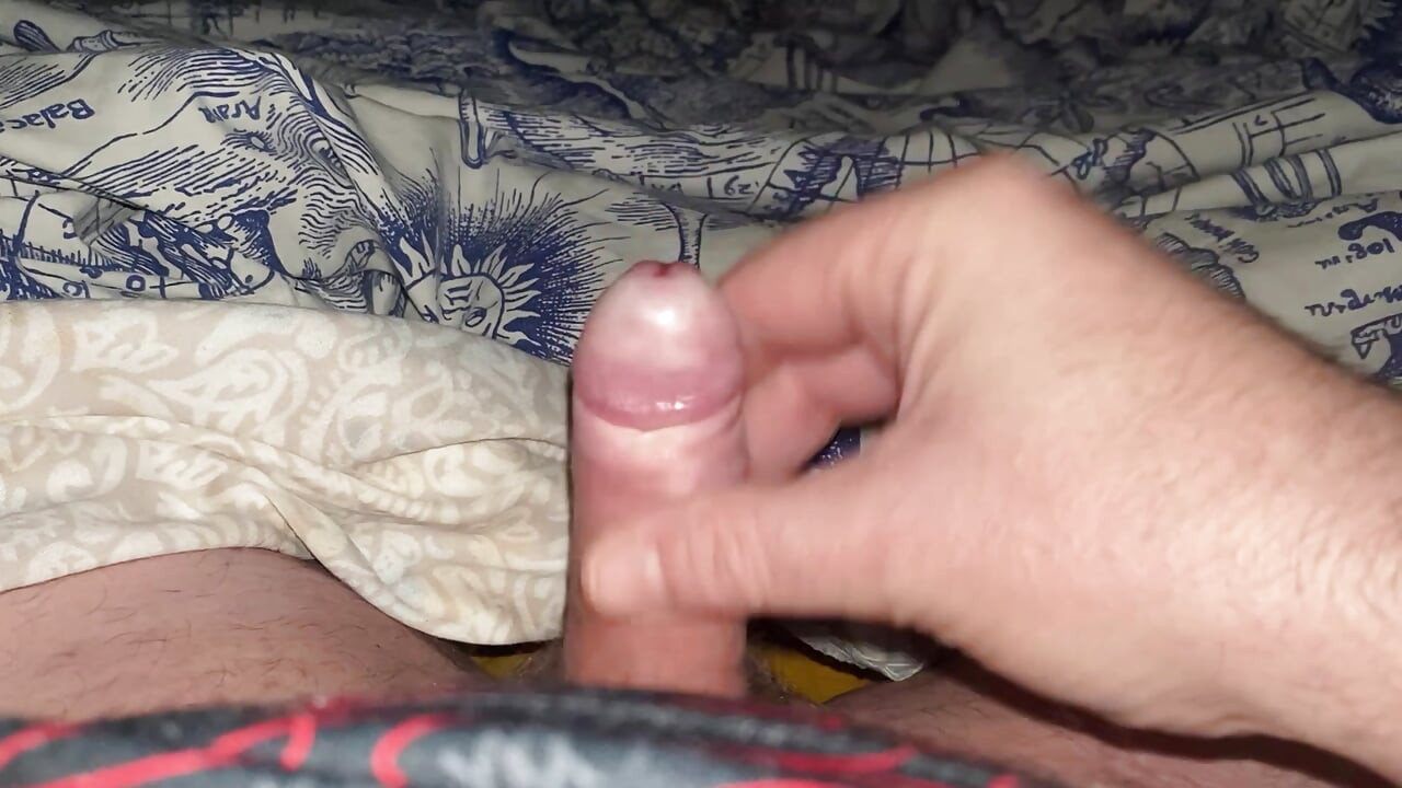 手コキの小さなチンポに小さな精液が残る