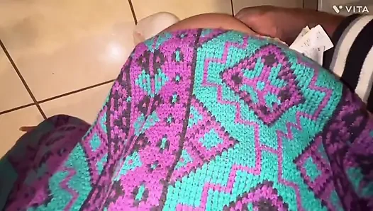 Aku mergokin cowok ini lagi nonton bokong boket hentainya, jadi aku ngebiarkan dia ngocok kontolku untuk ngocok kontolku di hari natal