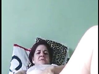 Braziliaanse rijpe vrouw speelt met haar dildo