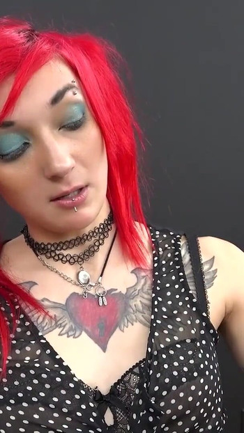 Tetovirana crvenokosa Džeki voli da liže dupe i puši kurac da bi progutala spermu! | Klip 1