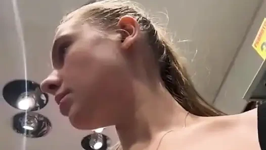 Jucielussie heiß spielt in der umkleidekabine