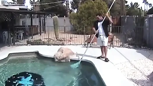 Babe Love outdoor-action am pool
