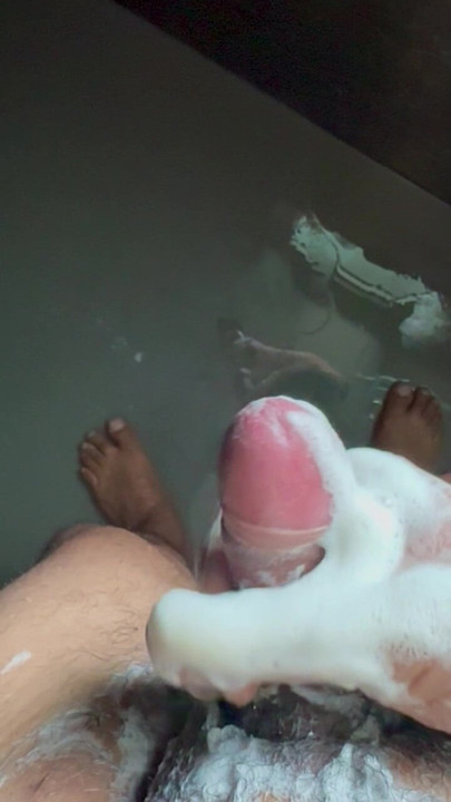 Играю с сексуальным хуем и наслаждаясь