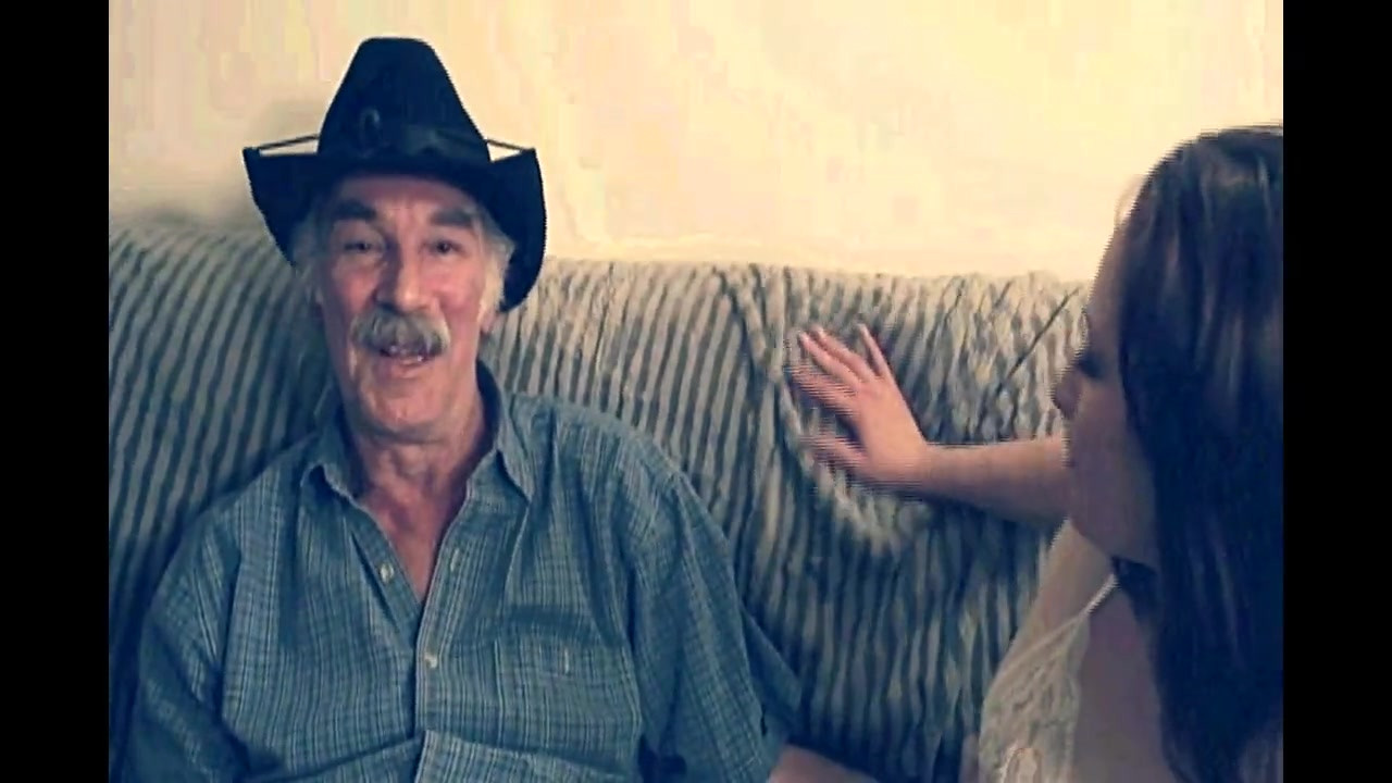 老人と大きなディックFucks若い売春婦に熱