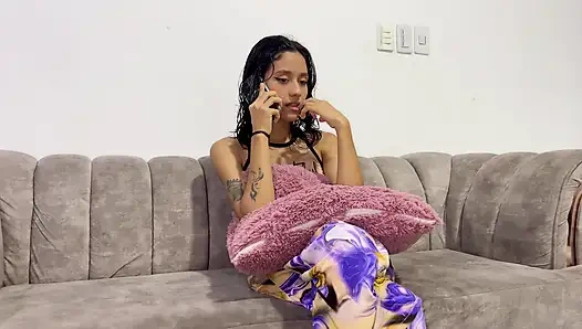 Aku memuaskan gairah seksual orang asing yang cantik dan dia menawarkanku pantat sempitnya yang kaya.