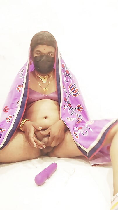Video seks panas waria Dipali menikmati mainan seks istri dan bra dan saree
