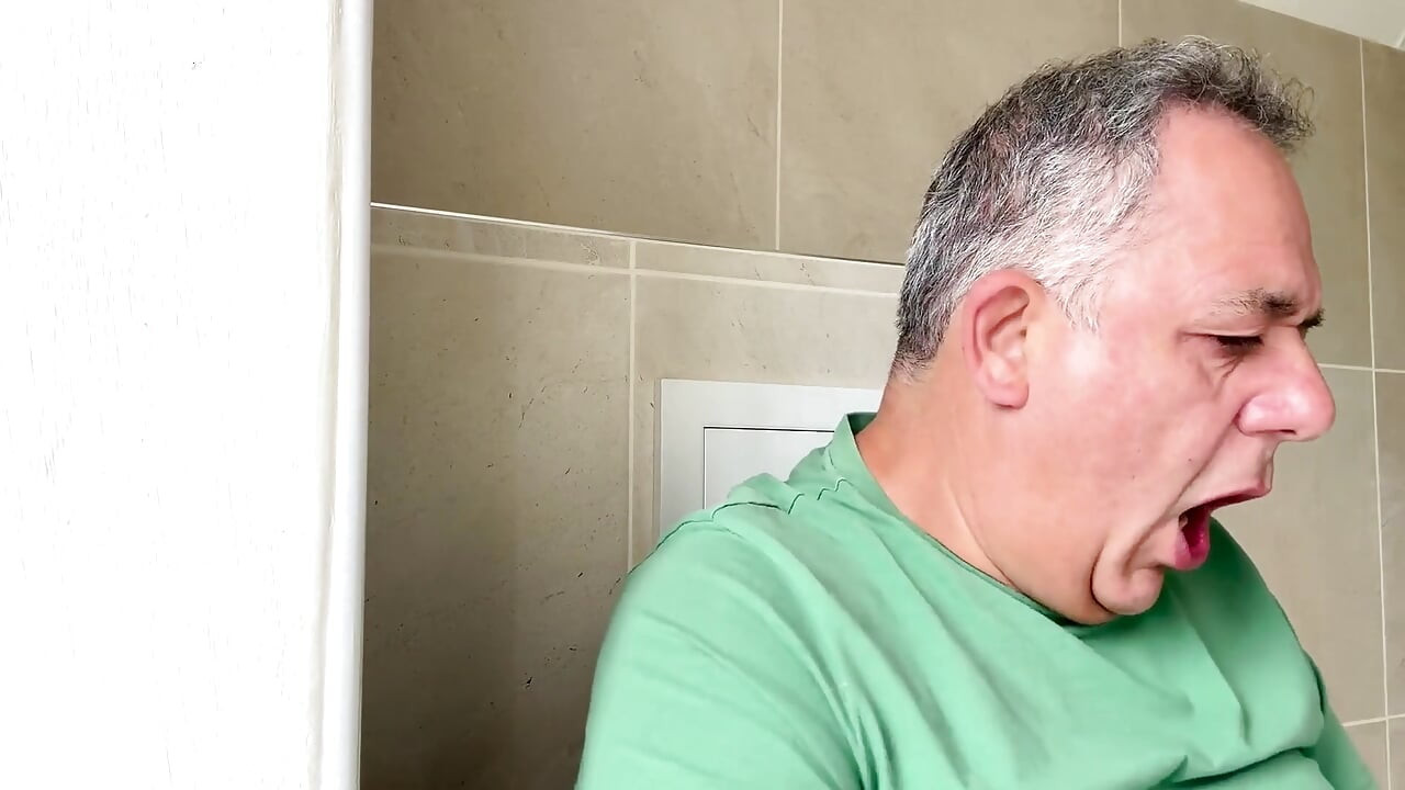 George Rex, masturbação com camiseta verde