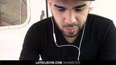 Latinleche - stallone trasandato si unisce a un porno gay a pagamento