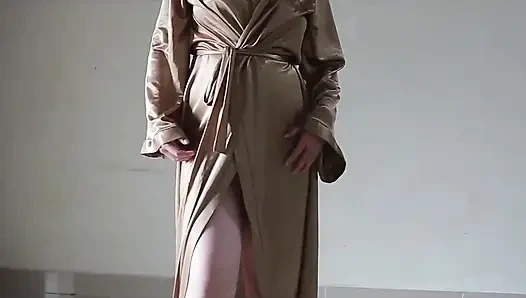 Endonezyalı tobrut kız seks yaparken seksi saten bornoz giyiyor