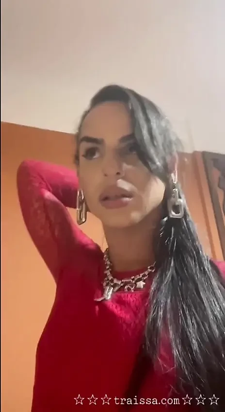 Trans dziewczyna ssie dildo i masturbuje się