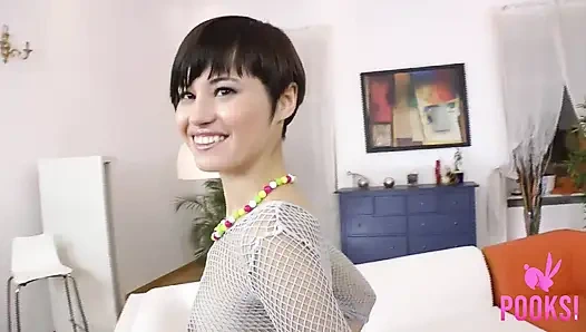 Полное видео! Горячую брюнетку с короткой стрижкой Michelle B трахают в супер жопу и кримпай из задницу в рот!