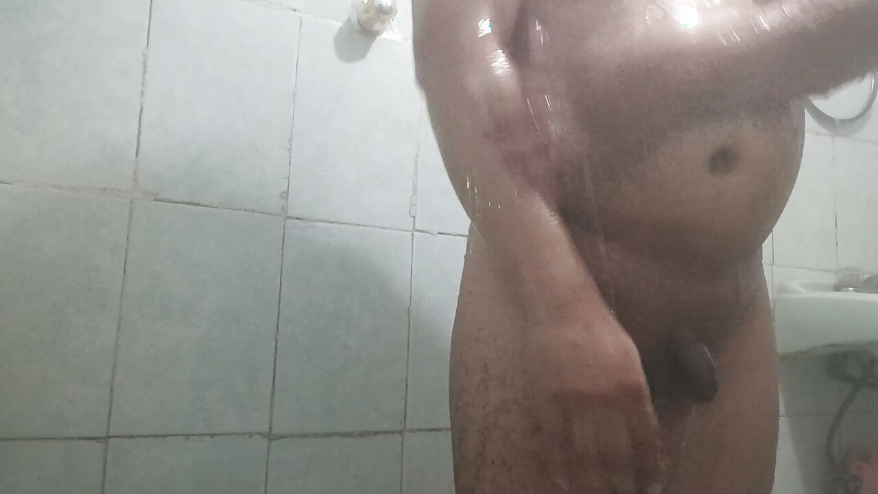 Começo a tomar banho e fico com vontade de me masturbar bem