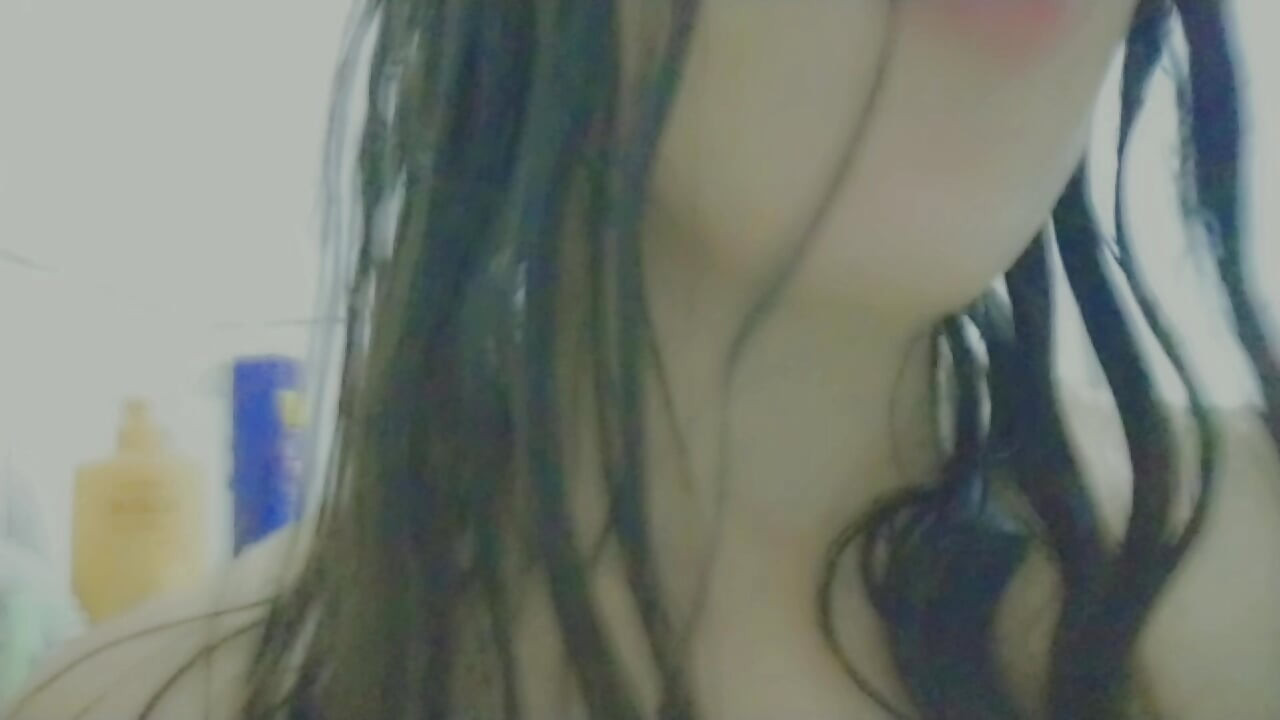 Просто мила студентка насолоджується в душі, мокрим волоссям, мокрою пиздою, рот поливається, збуджений, як трах