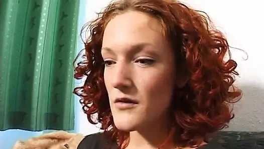 Si cewek imut rambut merah lagi asik fingering memeknya