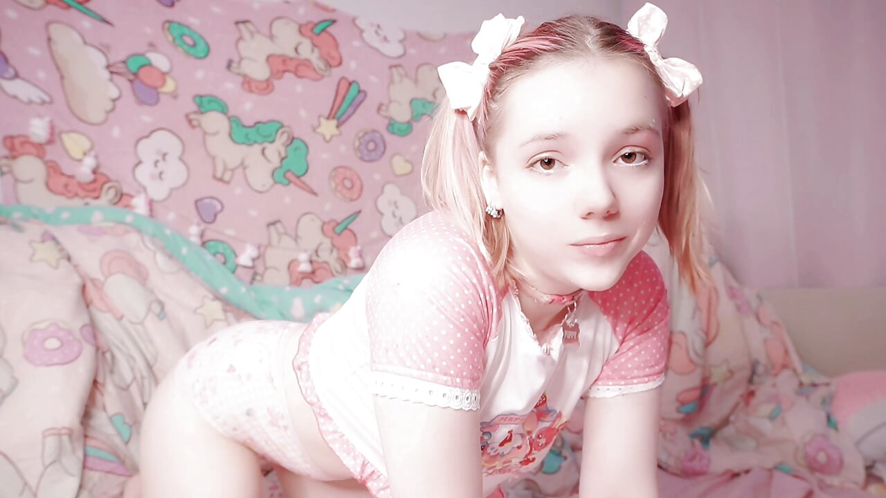 Cute 18 y. o. teen gives a nice blowjob