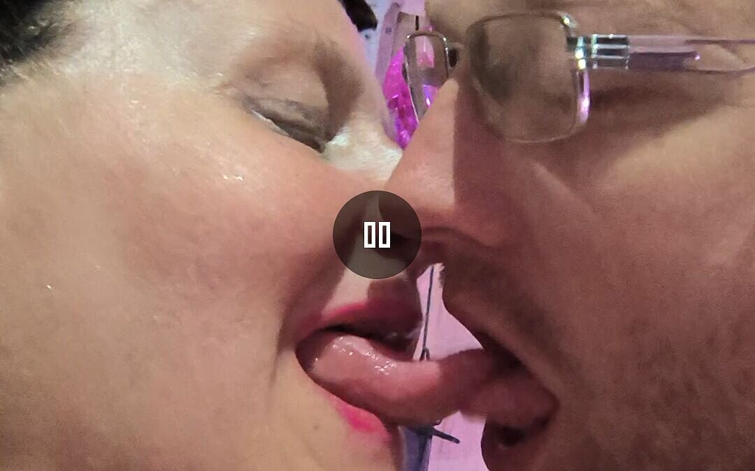 Permainan tounge dapat ciuman panas dengan semua tounge yang mereka dapat