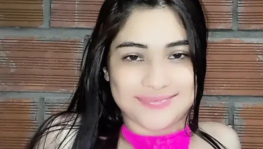 Üvey kız kardeşimin sıkı vajinasını mastürbasyon yapıyorum ve mükemmel doğal göğüslerle oynuyorum