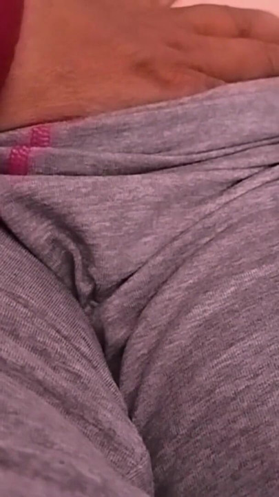 Acariciando minha namorada sobre seus pijamas até que ela se despe! | Clipe 1