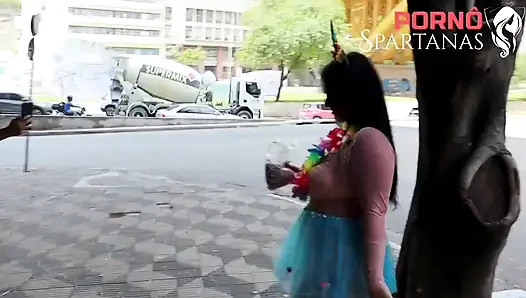 Karnaval'da Hot Brunette kocasını kaybediyor ve komşusuyla sevişiyor