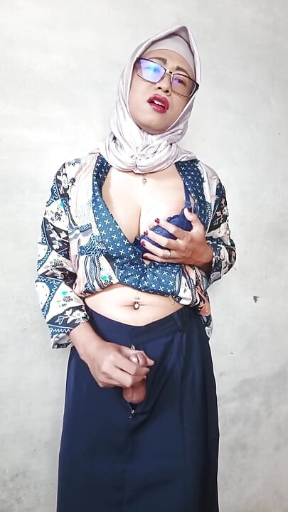 Büyük yaraklı tesettürlü travestiler boşalana kadar dildoyla mastürbasyon yapıyor