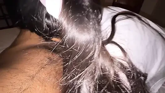 Desi college-mädchen lutscht meinen großen schwanz und trinkt sperma, typ mit großem schwanz