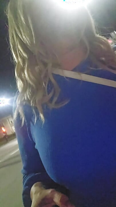 Sissy måste gå hem med en enorm massa sperma i ansiktet, förödmjukande cumwalk