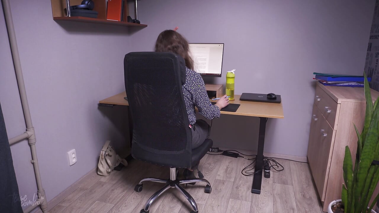 Une taquinage au bureau finit en catastrophe pour un pantalon partagé