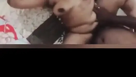 Tamilisches paar glückliche bewegung mit liebe