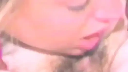 Eine trashige blondine lutscht schwanz und leckt arsch