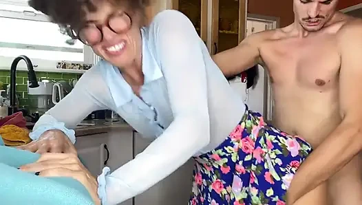 Ahegao г-жа Crizzle трахается в анал на кухне после ее уроков все сделано и все ее хорошие мальчики обучаются о том, как b