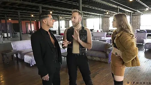 Cewek liar bertato dientot dua kontol sama pasangan gay di seks threesome biseks - biphoria