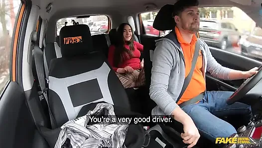 Fake Driving School - Nataly Gold попадает в машину, не надевая трусики