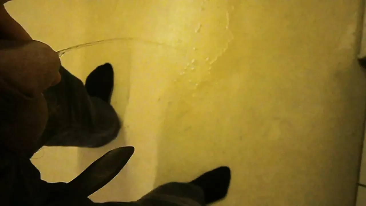 Moi en train de pisser dans la cuisine
