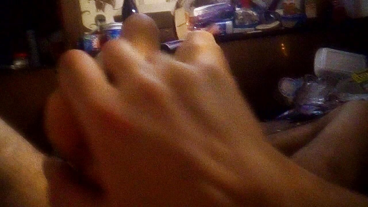 그녀는 게임을하는 동안 게이머 소녀 발과 재미. 그녀의 엉덩이를 따먹는 것은 굉장했습니다.