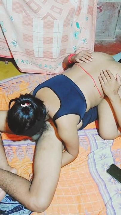 Zadivljujući trenutak s "Seksi sata joge s osobnim trenerom kod kuće"