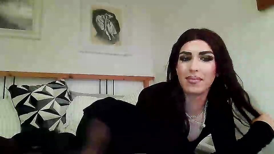 Crossdresser de meia-calça e calcinha na cam