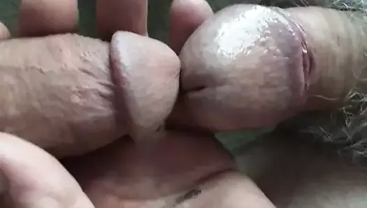 Une bite frappe avec un papi non coupé