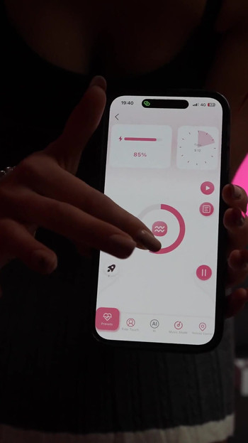 Novi vibrator za gaćice čini me stvarno mokrom i napaljenom - HoneyPlayBox | Isječak 1