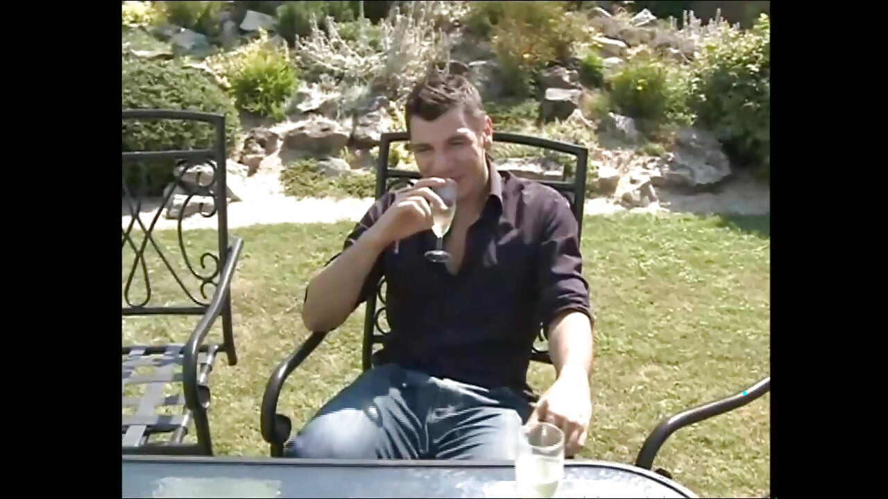 Casting amador para duas meninas maravilhosas fodidas e gozadas na boca por dois paus enormes