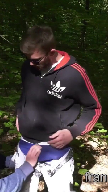 欲情した男が森の中で手を動かし、見知らぬ男がディープスロートしてからアナルセックスされる | クリップ 1