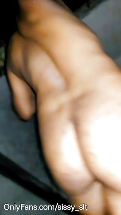 Naken Promenader Och Pissar Utomhus